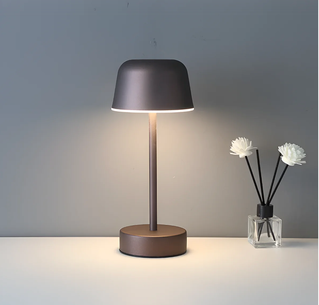 Cordless LED table lamp in retro design